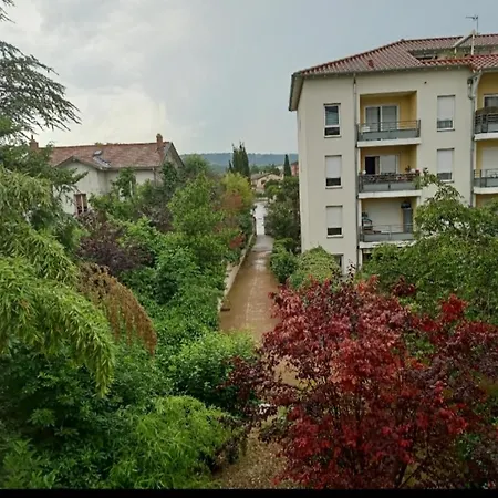 Bel Type F2 Vaux En Velin Village 69120